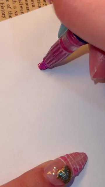 These outline markers are sooo beautiful!!!!I hope your Christmas is as wonderful as you are ❤️🎨💦#markerart #tiktokshopblackfriday #relaxingasmr #coloringbook #fyp      Hq