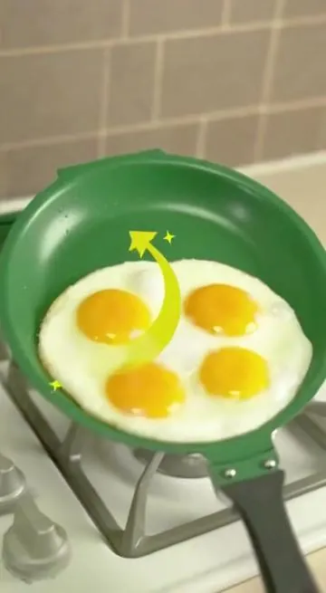 Frying eggs without splatters? Turns out it’s just the pan.#DoubleSidedPan#PancakePan#EggFryingPan#KitchenGadgets#Cookware#BreakfastIdeas#NonStickPan#FluffyPancakes#KitchenHacks#HomeCooking