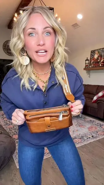 Perfect size Wrangler crossbody purse for busy women! #crossbodybag #wranglerpurse #crossbody #restock #smallpurse @Rustic Charm Bootic 