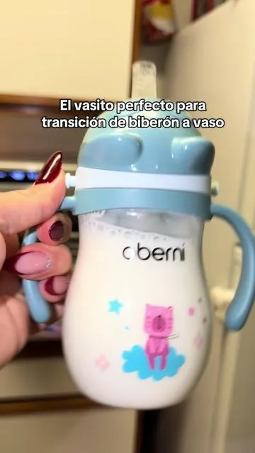 Vaso para la transición de dejar el biberón y comienzan a usar el vasito este está perfecto es antiderrames y es de 9oz 