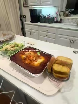 Trying out this food warming mat and I’m never going back #foodwarmingmat #KitchenHacks #kitchengadgets #familydinner 