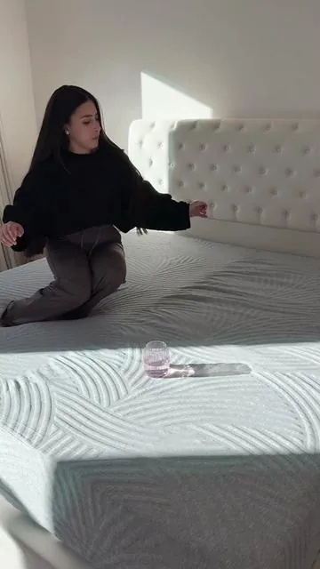 Nuevo colchón para un mejor descanso ,cambié mi cama  de queen a king y necesité un nuevo colchón ,el anterior me gustaba muchísimo es de la misma marca @Novilla Shop pero me decidí por este esta vez …lo mejor es q es con aislamiento de movimiento,no siento nada cuando mi esposo se voltea en las noches y se mantiene a temperatura fresca 🤗 #mattress #novilla #novillahome #dealsforyoudays #blackfriday 