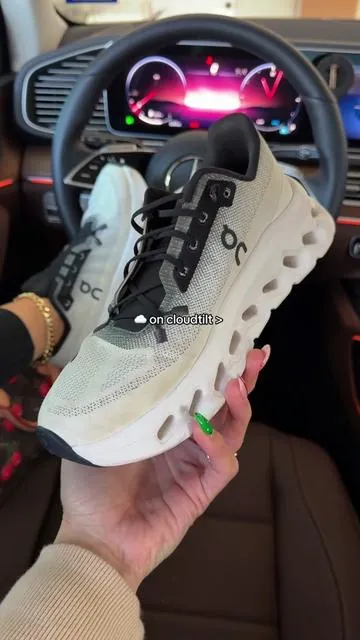 HANDS DOWN my favorite sneakers of all time. These On Cloudtilt are a slip on, comfy, supportive, and look hella good 👌🏻 @Evans Sneakers  #oncloud  #sneakers #shoes #womenshoes  #tiktokshopcreatorpicks  
