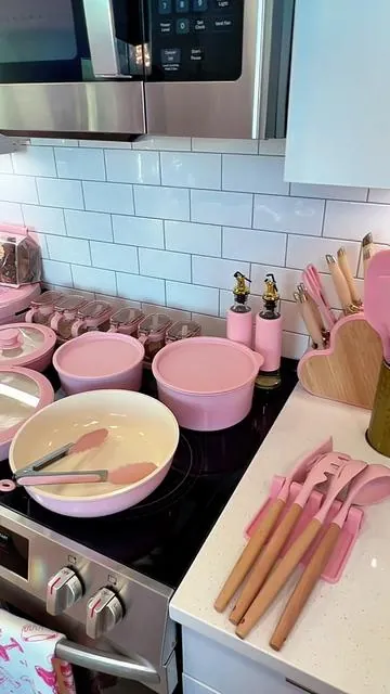 Perfectly Pink💕🎀🌸 nonstick, dishwasher & oven safe😍 @Astercook USA #pinkpotsandpans #pinkaesthetic #pinkkitchen #potsandpans #foodstorage 