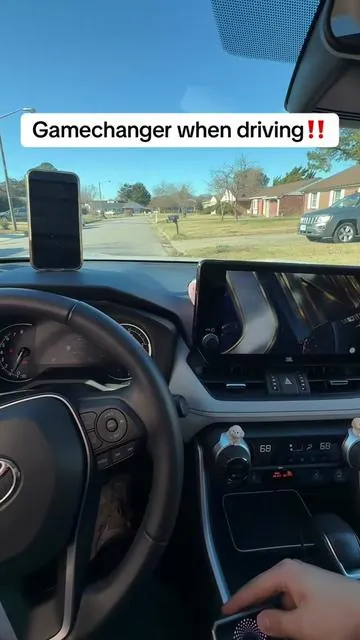 The best way to watch movies and shows in the car! #carplay #wirelesscarplay #tiktokshopcreatorpicks #tiktokshopholidayhaul #cartok 