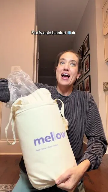 ❄️ If you can’t sleep because your hot and sweaty, this is a must-have item!! This cloud soft cooling blanket from @Mellow Sleep can save you from tossing and turning! 😴 #TikTokCreatorSearchInsightsIncentive #mellowsleep #viralhome #coolingblanket #tiktokshopholidayhaul 