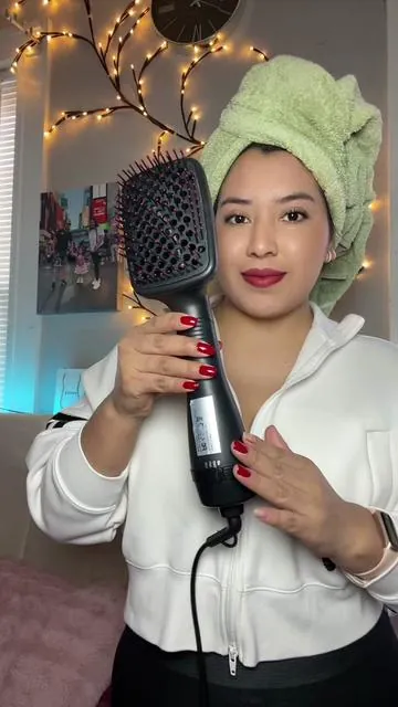 Cepillo 3 en 1 te seca Te peina y también te alisa tu cabello super fácil de utilizarlo funciona super bien amiga 🤗#cepilloalisador #peinesecador #peine #cepillosecador #cepillodecabello 