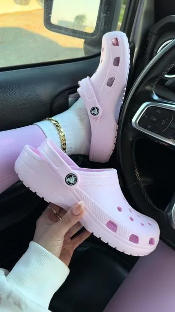 cutest shade of pink 💕 @Crocs #crocs #pinkcrocs #pinkaesthetic #tiktokshopholidayhaul #tiktokshopcreatorpicks 