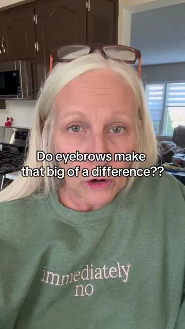 Do eyebrows really matter? This super fluff from @Maybelline NY makes them stand out and looks so natural!! 😁 #eyebrows #maybelline #superfluff #eyebrowmousse 