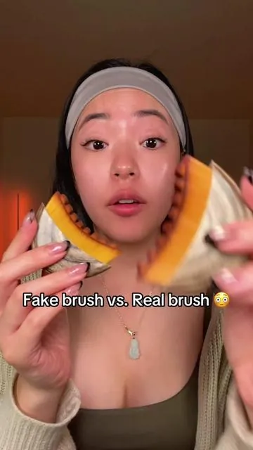 When a product goes viral, a lot of third-party sellers start making cheap knockoffs. The problem is, those dupes are usually made with low-quality materials and poor craftsmanship, and they can actually do more harm than good. I’ve seen so many people end up with irritation or breakouts just from using a fake version of this brush. That’s why it’s important to make sure you’re using the real one. The quality, materials, and design actually matter — especially when you’re using something directly on your face. Using a poorly made dupe can irritate your skin, disrupt your barrier, and completely cancel out the results you’re trying to get. #guashaalternative #drybrushing #lymphaticdrainage #lymphaticdrainagemassage #facialdrybrushing 
