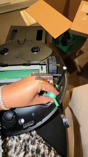 Obsessed with this roomba sweep & mop machine dude it’s insane it goes under chairs over carpet & docs and cleans itself! 💅 #tiktokshopholidayhaul #roomba #tiktokshopcreatorpicks #cleaninghacks 