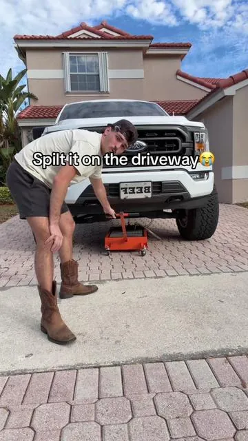 Only way to change oil without spilling! #carhacks #oilchange #trucksoftiktok #mechanicsoftiktok #trucktok 