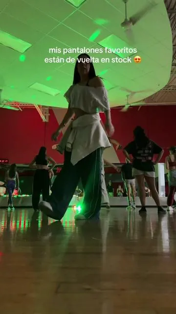 Amo llevarlos a bailar pero la vdd quedan bien con TODO😮‍💨 pd: soy 5’7” y estoy usando talla L para que me queden oversized 🫶🏻 #pants #danceoutfit #dancing #oversizedpants #outfitinspo 