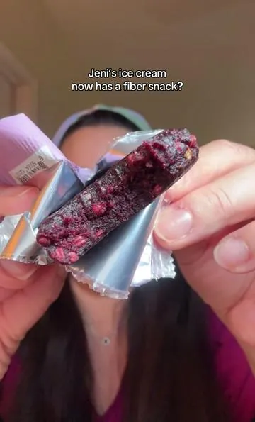 We all need more fiber in our diet and this is such a tasty way to do it! #highfiber #dietaryfiber #fibersnacks #floura #TikTokCreatorSearchInsightsIncentive @Floura & Co 