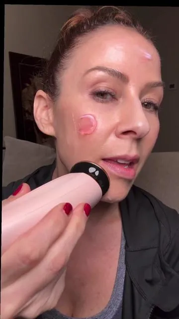 If your face started losing definition in your 40s, you’re not imagining it. I’m really intentional about what I use on my skin now, and this is one of the tools that actually stayed in my routine. Subtle, controlled, and realistic to stay consistent with — which matters more than anything. #over40skincare #estheticianapproved #microcurrentdevice #glowuptipsforwomenover40