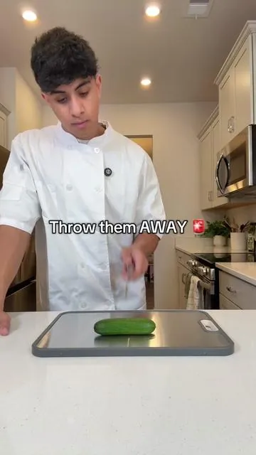 The only cutting board you’ll need  #cuttingboard #aesthetickitchen #kitchenmusthaves #cookinghacks #titaniumcuttingboard 