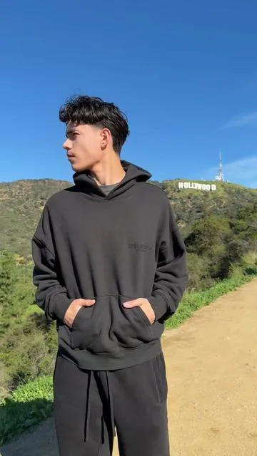 Essentials hoodie hard #essentials #hoodie #oversizedhoodie #fearofgod #hollywood 