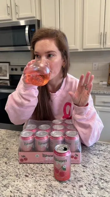 shirley temple Bloom Pop 🤩🤩 and it’s on major sale!! @Bloom Nutrition #bloom #bloompop #shirleytemple #prebioticsoda #soda 