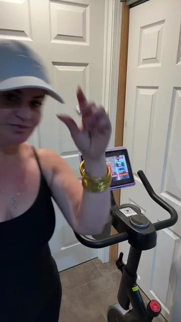 Dice esta venezolana que con solo 30 minutos al día en esta bicicleta… yo tengo 💪🚴‍♀️ Me encanta porque es cómoda, silenciosa, y en la pantalla voy viendo mis números (tiempo/distancia/calorías/RPM) para no hacerlo “a ciegas”. La resistencia se ajusta fácil, así que sirve tanto si estás empezando como si quieres apretar un poquito más. Si quieres una opción práctica para hacer cardio en casa sin salir, te dejo el enlace en mi carrito. — Tu amiga Daiana #MiHogarActivo #TikTokShop #BicicletaEstatica #CardioEnCasa 