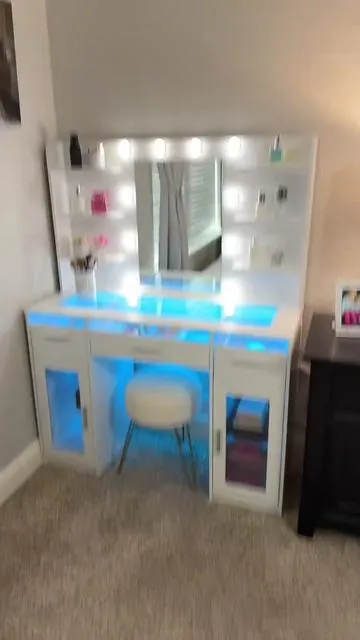 Love everything about this vanity!!  #vanity #makeupvanity #vanitywithlights #vanitywithmirror #vanitymakeup 