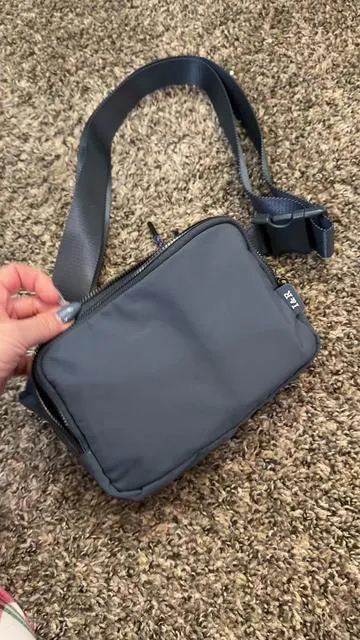 The duo crossbody bag from Iris and rainbow is suuuuch a good bag #travelbag #irisandrainbow #crossbodybag #bagsforwomen #mombag 