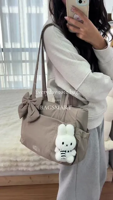 Fastest tag cut ever! 😆✨This bag is perfect for petite girls 🤎#bagsmarttravel #2026bride #cutebag #bagcharms #totebag 