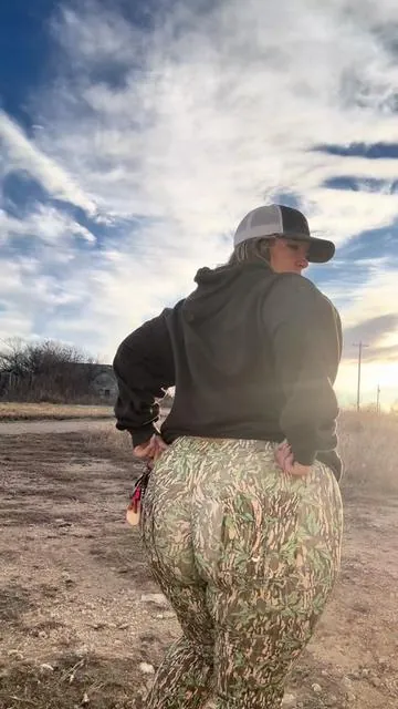 New print on yalls favorite yoga pants #curvy #oilfieldwife #curvytiktok #camo #plussizefashion 