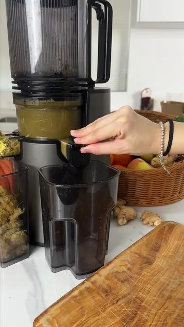 Dual pulp Ejection System-separates dry pulp from juice seamlessly,maximizing yield and simplifying cleanup.#coldpressedjuice #juicing #juicer #drink #juicerecipe 