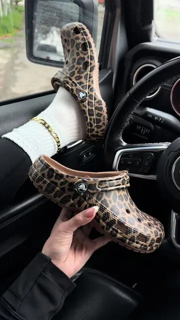 Size 5 in kids normally a 7 in woman 🤎 #crocs #clogs #leopard #tiktokshopcreatorpicks #girlythings 