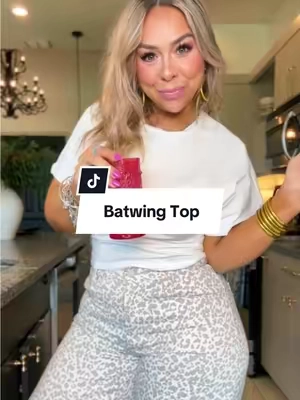 Such a flattering Top perfect for  spring & summer❤️ #springtop #batwingtop #summertop #flatteringfashion #midsizeoutfits 