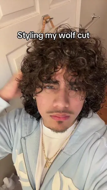This is definitely one of my favorite hair lengths🔥 @BASED  #curlyhairtutorial #curlyhairroutine #curlyhairwolfcut #wolfcut #curlyhead 
