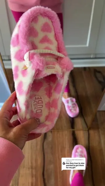 Replying to @SANFRAN55NINER HEYDUDE Wendy Heart Slippers in pink 💗💕 #heydudeshoes #womensshoes #slippers #shoes #tiktokshopcreatorpicks 