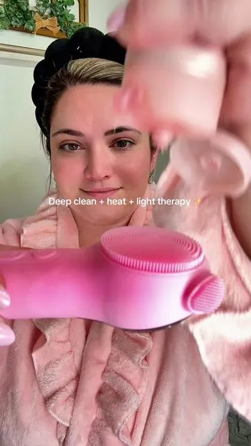 This heated cleansing brush deep cleans, feels amazing, and helps my skincare actually work 🙌 #skincare #siliconecleaningbrush #skincarehacks #skincarebrush 
