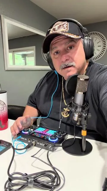 Ideanthro C200 PRO-P15 sound card features a dual-core DSP chip, supports dual microphones and dual headphones, has adjustable tone and multiple voice changer settings, and is compatible with most live streaming platforms. #luskywatcher #TikTokShop #giftidea #musthave #youneedthis 