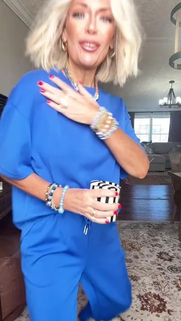 This matching set is soooo good. #matchingset #2pieceset #casualoutfits #casualstyle #outfitideas 