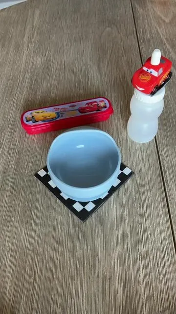 This Lightning McQueen utensil set is SOO CUTEE and my toddler lovessssss it ⚡️🏁 #lightningmcqueen #utensils #toddlereats #kachow #toddlersilverware 