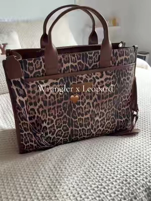 The prettiest leopard print tote bag! 🐆 🤎 #wrangler #wranglerbag #leopardprint #totebag #wranglertotebags