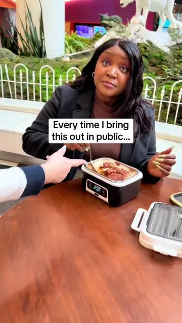 I didn’t realize this would attract so much attention. #lunchbox #electriclunchbox #selfheatinglunchbox #tiktokshopcreatorpicks 