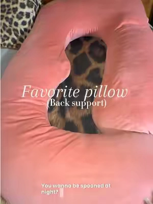 If you have back pain this is a must have 😮‍💨 get the pillow friend I Promise you’ll be sleeping better ✨💤 #backpain #backsupportpillow #pregnancypillow #comfort #backpainrelief 