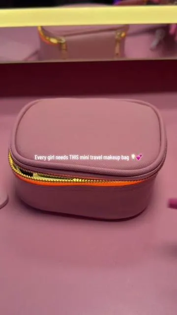 POV: you never struggle doing your makeup on the go again 💄✨ This lighted makeup travel case is compact, chic, and actually functional. Adjustable lighting, built-in mirror, and enough space for all your essentials — it’s giving beauty on demand 🤍 Tap the bag & elevate your travel glam 💼💕 #MakeupTravelBag #makeupcasewithlight  #BeautyOnTheGo #beautyessentials  #makeuporganizer  