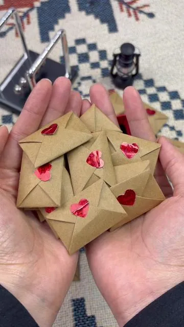 This isn't just a love letter—it's a way to share your longing for family. Express your care for parents, your hopes for children, and convey your heartfelt thoughts through this thoughtful gesture. #WaysToShareLoveWithFamily #Valentine'sDay #StickyNotes #Love #Valentine'sGift