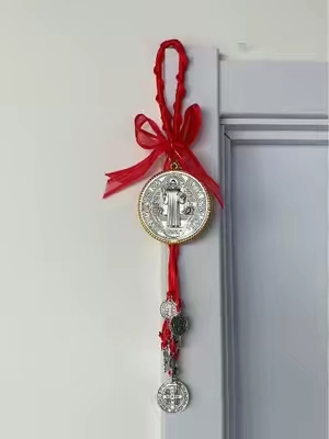 Amuleto de protein de san Benito para proteger tu casa de malas energías y de la envidia #amuleto #amuletosdeproteccion #sanbenito #proteccionenergetica #envidiasymalavibra