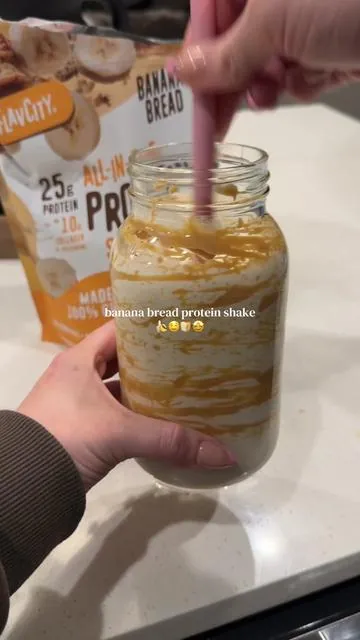 Soooo delish & packed with protein AND collagen 🍌🤎 @ShopFlavCity #flavcity #proteinshake #highprotein #bananabread #macros 