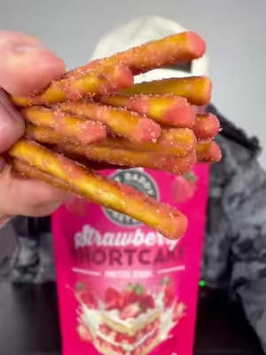 Those strawberry shortcake pretzels are ADDICTIVE 😋🤤 #popdaddy #pretzels #strawberryshortcake #tiktokshopcreatorpicks 