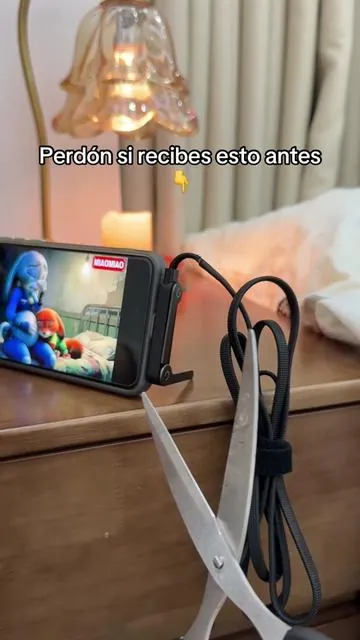 Los cables reforzados son compatibles con carga rápida PD/QC. Las almohadillas de silicona evitan que se deslice.h La bisagra activada por uy se mantiene súper estable en escritorios o camas. Perfecto para el trabajo y para cuando vas en camino. TechGadgets #charger #phonecharger #valentinesdaygift #tiktokshop#holder  