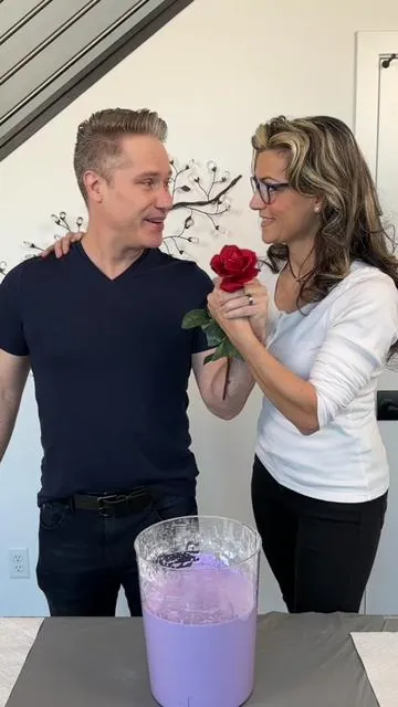 We made Art holding a Rose 🌹 Mike and Getti make the perfect Valentine's day tribute to their love by casting their hands together while holding a rose. #ValentinesDay #valentinesdayflowers #handcasting #roses #couplesgoals #lunabean