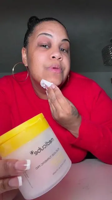 This helps with my dark spots from shaving and my dark inner thighs and under arms so much!!! Highly recommend. #medicube #hyperpigmentation #pcos #darkspots #turmericandkojicacidsoap 