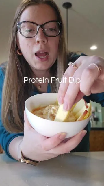 Caramel & apple is the perfect combo🍎 #cleansimpleeats #proteinbowl #yogurtbowl #fruitdip #highproteinsnacks  * as of today 2/6 sale is active, prices subject to change