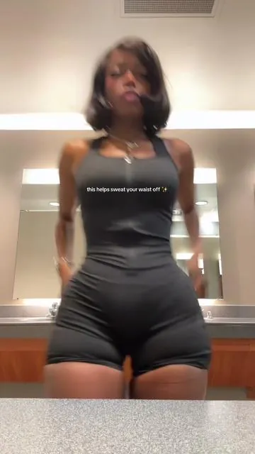 there’s sauna material around the midsection to help you sweat out the water weight and shrink that waist as you do your workout. And it looks SO TEA ON THE OUTSIDE #sheswaisted #sheswaistedsaunabodysuit #sheswaistedjumpsuit #saunajumpsuit 