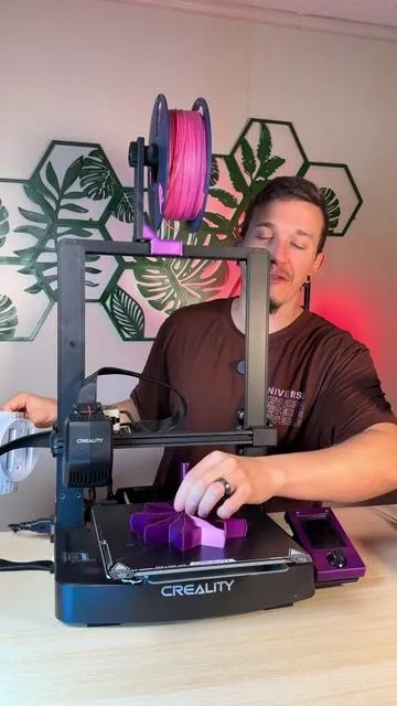 The Ender-3 V3 SE gives you a larger, creator-friendly build plate so you can print bigger parts without splitting your models. #tiktokshopcreatorpicks #tiktokshopjumpstartsale #3dprintinglife #crealityprints #makersetup 